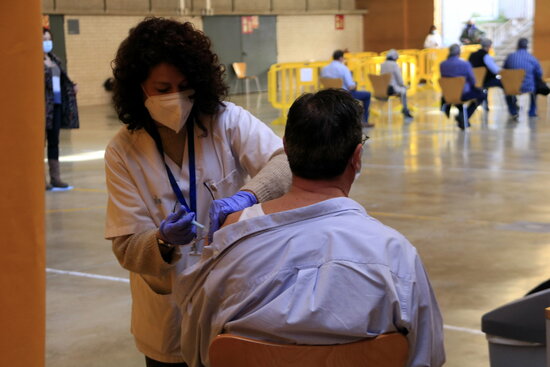 A nurse administering a Covid-19 vaccine in Sant Boi de Llobregat (by Laura Fíguls)